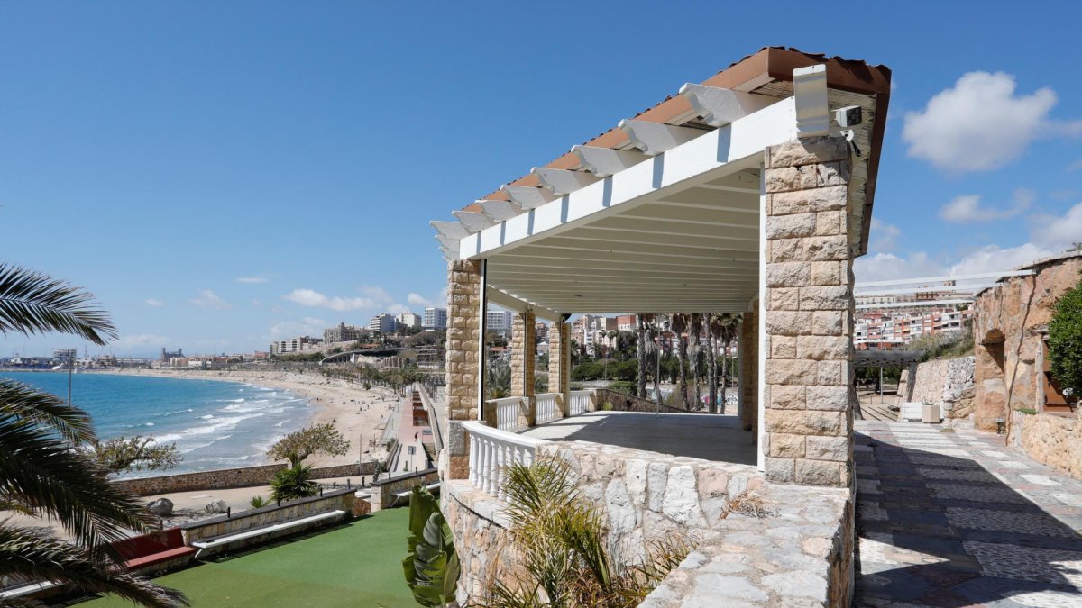 A stone viewing pavilion on the Passeig above Platja del Miracle in Tarragona, with the beach below